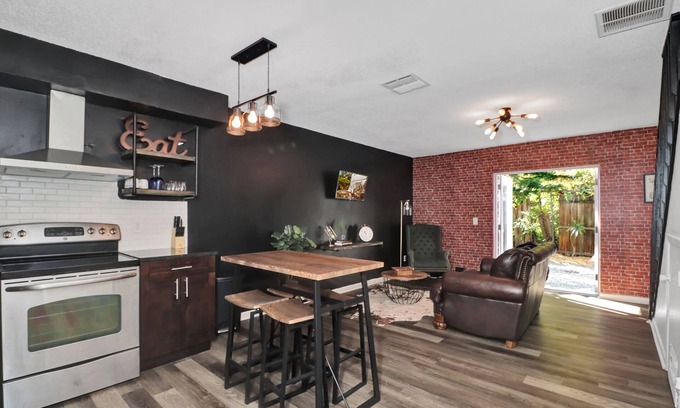 St. Petersburg - Clearwater Casa | BEAUTIFUL INDUSTRIAL Staycation Townhome