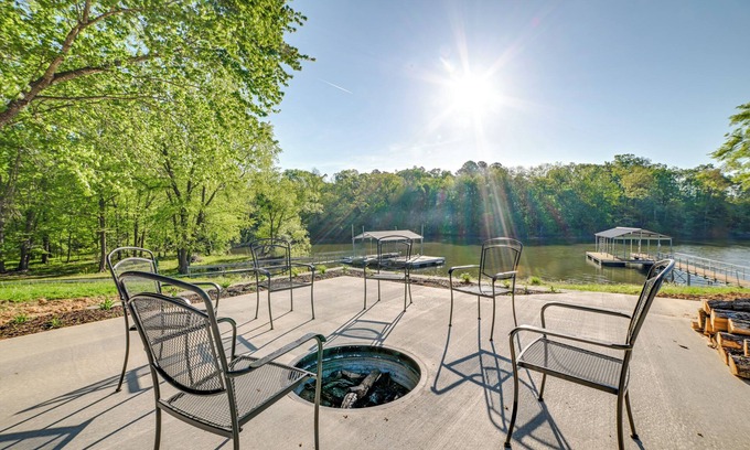 New Concord Casa | Beautiful Kentucky Lake Getaway w/ Dock & Deck!