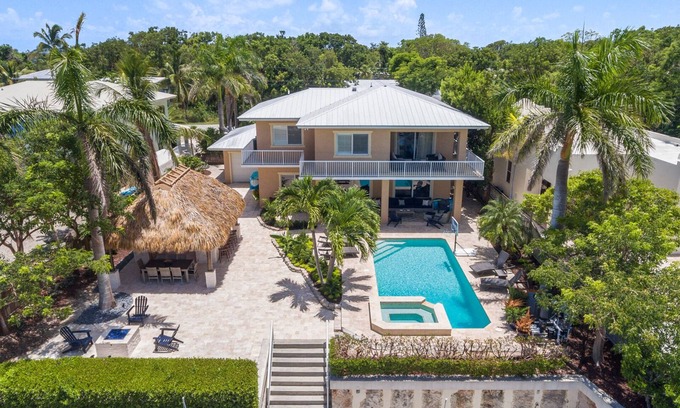 Anglers Park Casa | Hermoso Key Largo Resort Home con piscina, bañera de hidromasaje, Tiki, hoguera