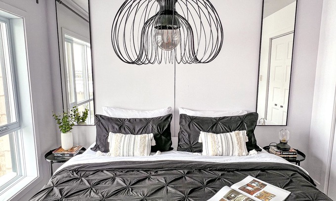Cote-Des-Neiges—Notre-Dame-De-Grace Apartamento | Beautiful King Designer Suite with Office Gym indoor Parking