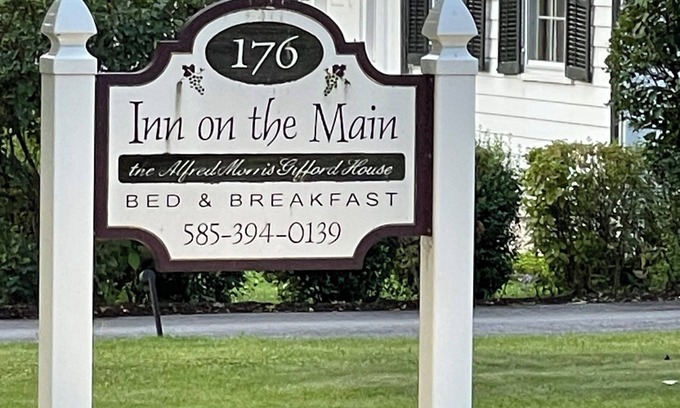 Canandaigua Cama Y Desayuno | Minutes from CMAC, downtown shops and restaurants .