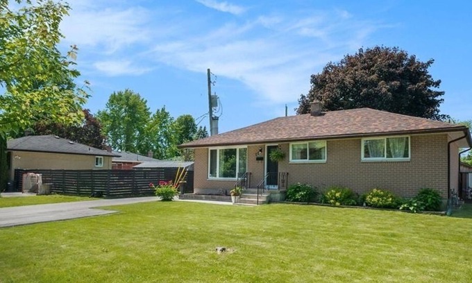 Kingston Casa | Beautiful Kingston House - 5 bedrooms, 2 Full bathrooms, 2 kitchens