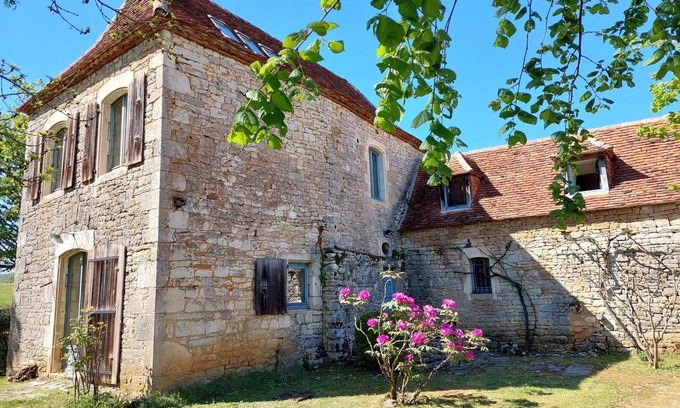 Cazillac Casa | Beautiful Lotoise house, located in a typical village. Large garden and swimming pool.