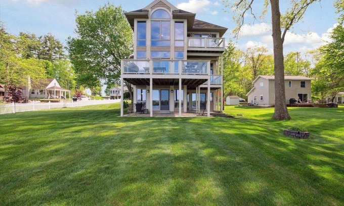 Clarklake Casa | Beautiful Lake Front House on Clark Lake with a Large Yard! Sleeps 20+