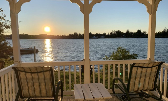Mariaville Casa | Beautiful Lake House with Stunning Sunsets