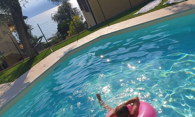 Magugnago Apartamento | Apartamento de nueva construcción con piscina.
