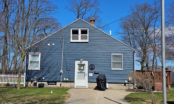 Lakeside Casa | Beautiful lake view, close to beach, completely redone, Pet friendly with no fee