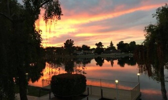 Desert Shores Condominio | Beautiful Lake View Condo - Newly Remodeled + Free WiFi