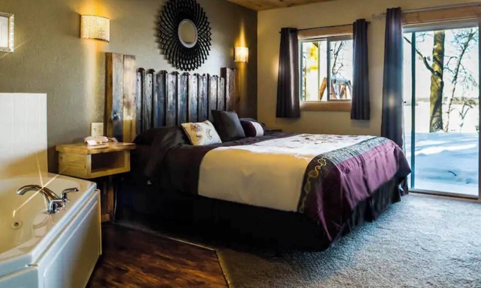Rice Lake Cabina | Beautiful lake view in Room 15 - Woodland Vista - Curriers Lakeview Lodge