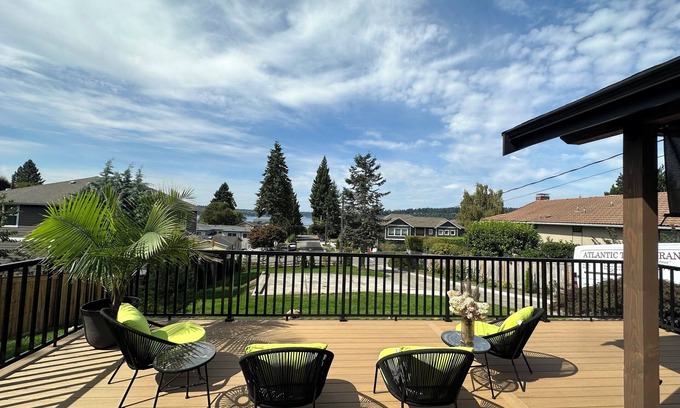 Kennydale Casa | Beautiful Lake View Villa 3 bedroom 2 bathroom.