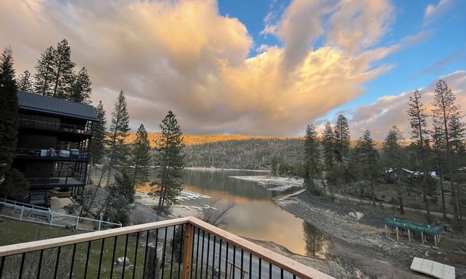 Wishon Cabina | Beautiful lake view with easy access to swimming and boating needs