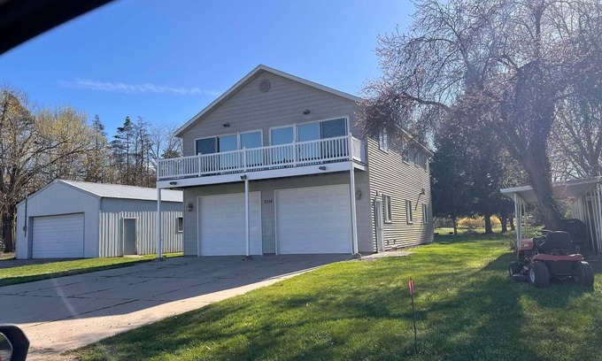 Allegan Casa | Beautiful Lake Views with Balcony - Elevated Ranch in Allegan