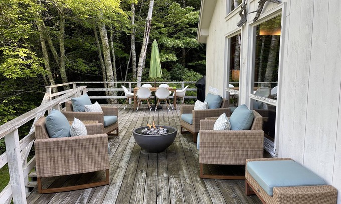 Boothbay Harbor Chalet De Esquí | Beautiful Lakefront home with private dock - close to everything.
