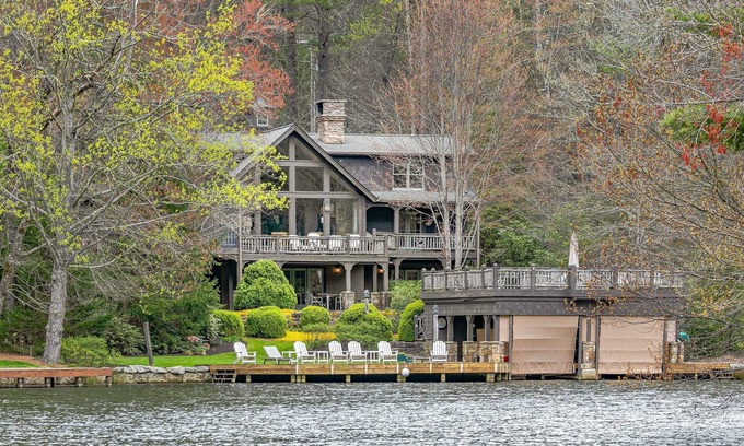 Lake Toxaway Casa | Beautiful lakefront home nestled into a cove