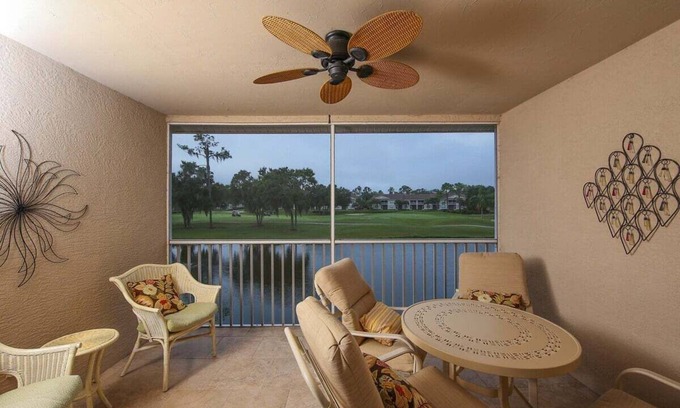 Sarasota Condominio | Beautiful lakefront 2/2 condo in Heritage Oaks Golf and Country Club - Par Then Bar