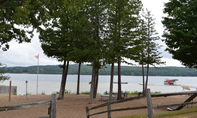 Bellaire Cabaña | Hermosa cabaña frente al lago en el lago intermedio