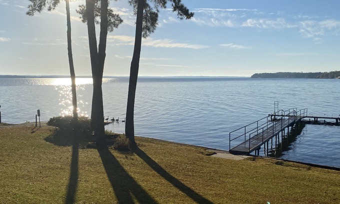 Abbeville Casa | Hermosa casa frente al lago con muelle privado y rampa para botes