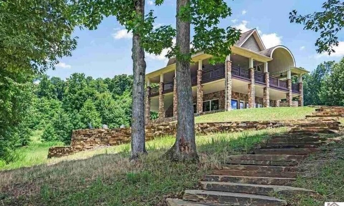 Eddyville Casa | Beautiful lakefront home away from home.