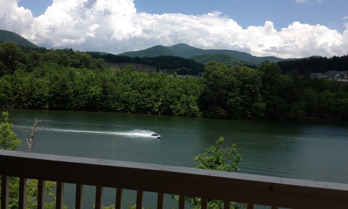 Hiawassee Casa | ¡Escapadas de otoño de última hora!Hermoso, aguas profundas w / muelle privado / 2 kayaks / Firepit!