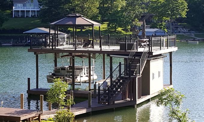 Huddleston Casa | Hermosa casa nueva frente al lago en Smith Mountain Lake.