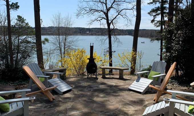 Edgemont Casa | Beautiful lakefront home! Beach your boat, swim, kayak and more! Sleeps 2-10.