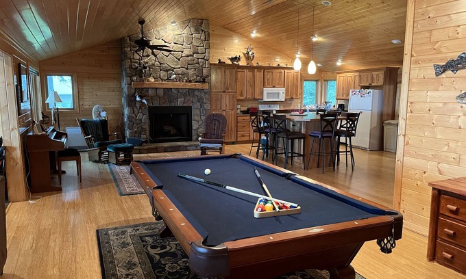 Aitkin Cabina | Beautiful Lakefront Property with Guesthouse