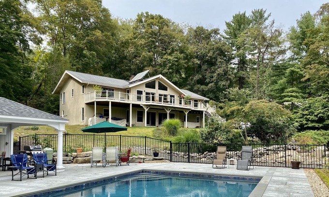 Brookfield Casa | Beautiful Lakefront Home in Brookfield