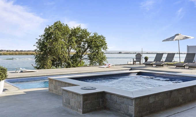 Moses Lake Casa | Beautiful Lakefront Home with Heated Pool, Spa and 6 Bedrooms!
