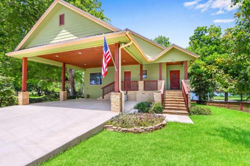 New Braunfels Casa | Beautiful Lakefront Cabin - Something For Everyone