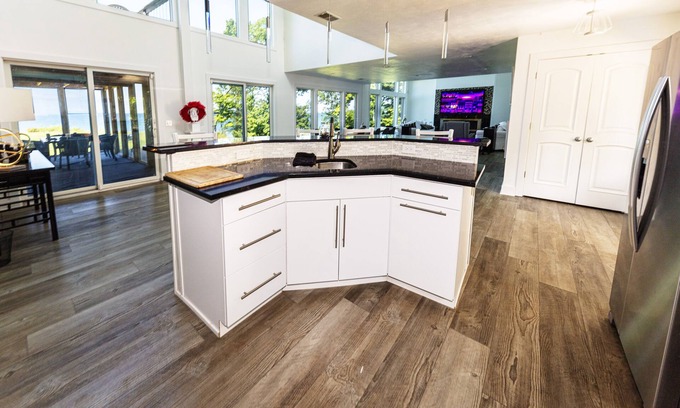 Glenn Haven Shores Casa | Beautiful Lakefront Home with Private Association Beach Access