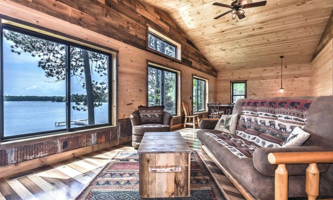 St Germain Cabina | Beautiful lakeside cottage on Little Saint Germain with personal dock and sandy