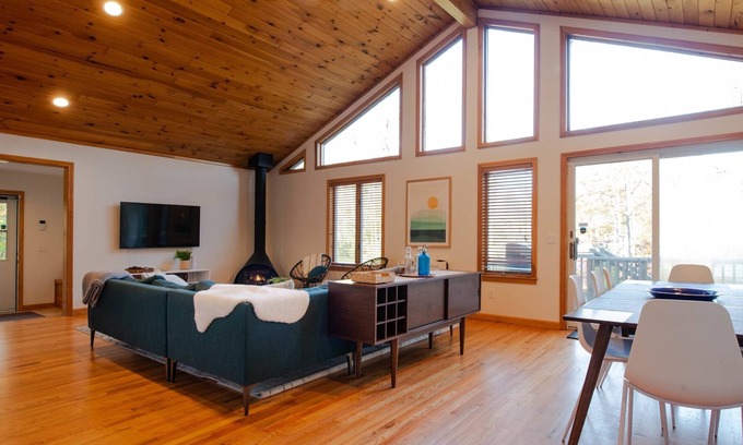 Becket Casa | Beautiful Lakeside Cabin