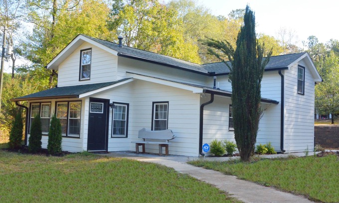 Chattahoochee Hills Casa | Hermosa cabaña junto al lago (Hidden Cove Farmhouse)