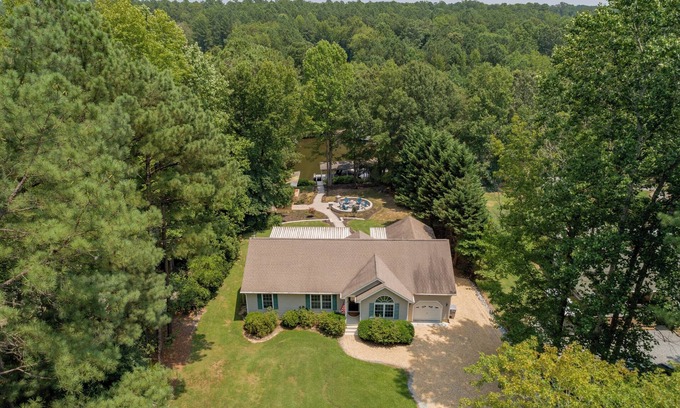 Henrico Casa | Beautiful Lakeside home ready to help you and your family make new Memories