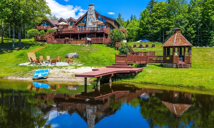 Londonderry Casa | Beautiful Lakeview Log Cabin on 60-Acre Property
