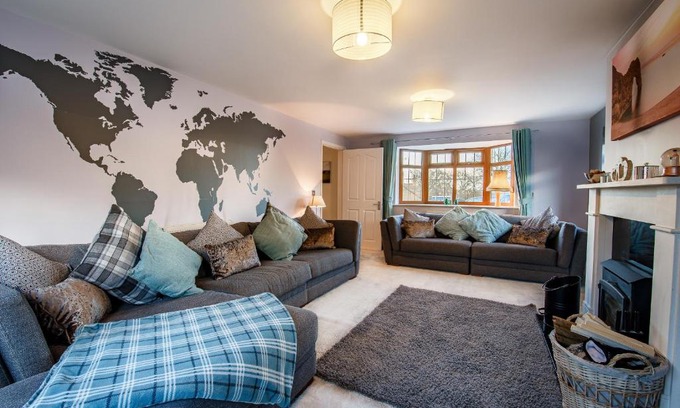 Brympton Casa | Beautiful Large 4 bedroom house with hot tub