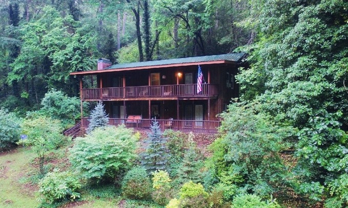 Robbinsville Casa | Hermosa casa grande de 4 dormitorios en la montaña con estanque, riachuelo, WIFI, capacidad para 8 personas, privado