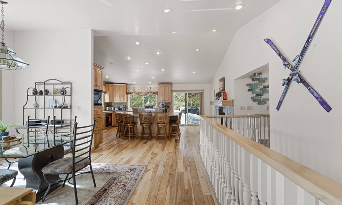 Round Hill Village Casa | Hermoso retiro de 6 dormitorios en Lake Tahoe con áreas de entretenimiento enormes
