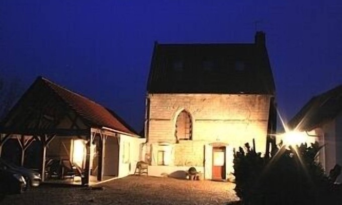 Wambercourt Casa | Hermoso, gran capilla convertida en un acre de terreno ajardinado