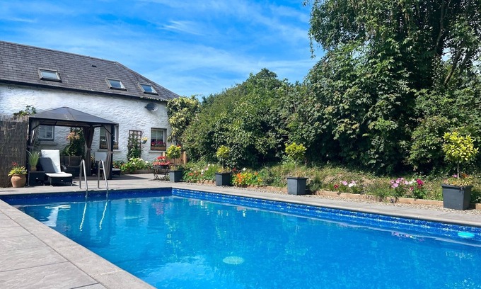 Lampeter Casa | Beautiful Large Country Barn Conversion Hot Tub, Pool, BBQ Hut, Large Grounds