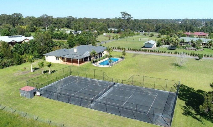 Worrigee Casa | Beautiful Large Country Home in the Perfect Location with tennis court & theatre
