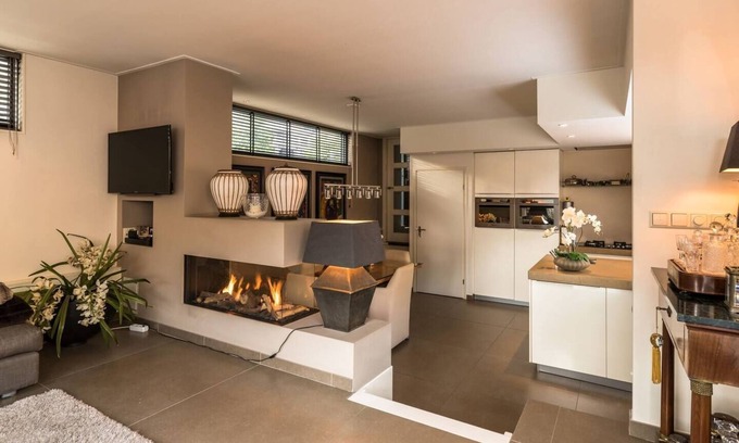 Jordaan Alquiler De Eote | Beautiful large houseboat-apartment at the canal district in the hearth of Amsterdam.