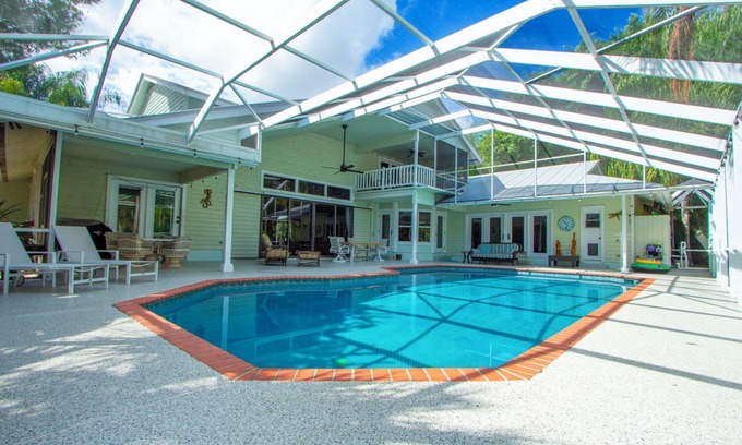 Jensen Beach Casa | Hermosa casa de la piscina grande en 1 acre. 6 Habitaciones / 4 Baños, Se aceptan mascotas