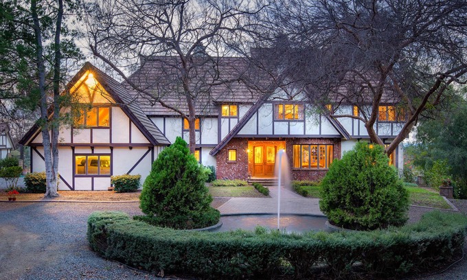 Valley Center Casa | ¡DISPONIBLE AHORA! Hermosa casa de retiro Tudor grande en 40 acres pacíficos