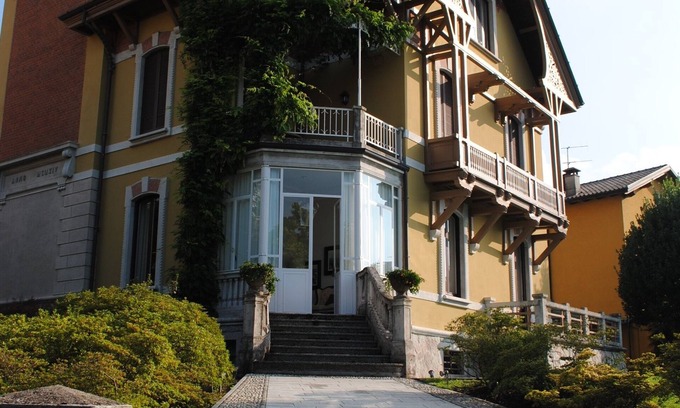 Porto Valtravaglia Villa | Hermosa villa modernista con piscina en Lago Mayor