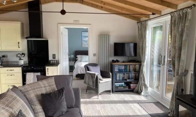 Shute Chalet De Esquí | Beautiful Lodge for 4 with Hot TubNr Lyme Regis