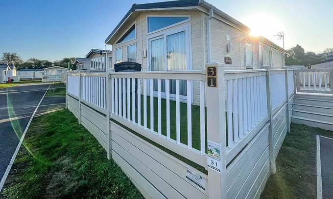 Clacton-on-Sea Cabina | Beautiful lodge with decking at Oaklands Holiday Park in Essex ref 39031BG