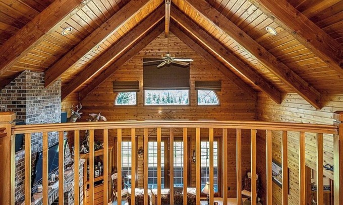 Adna Cabina | Beautiful lodge home with 50 acres of hiking trails!