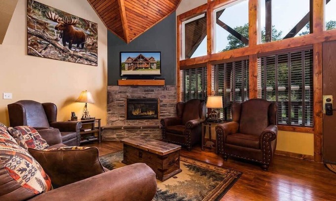 Reeds Spring Cabina | BEAUTIFUL LODGE with 7 Master Suites!! By Pool!
