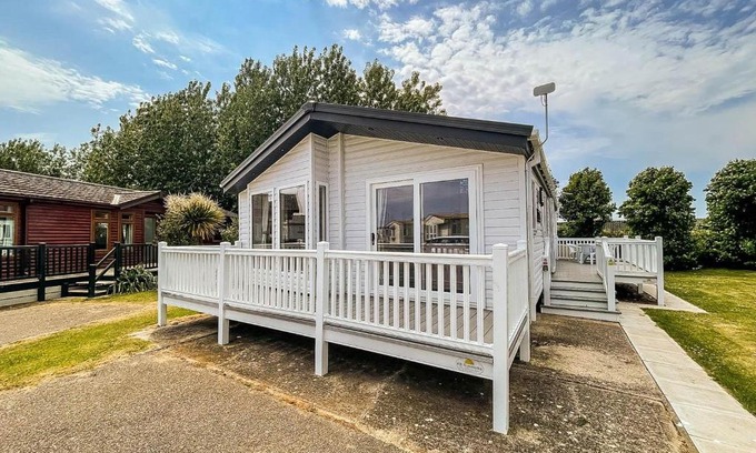 Hunstanton Cabina | Beautiful Lodge With Decking In Hunstanton At Manor Park Ref 23023W